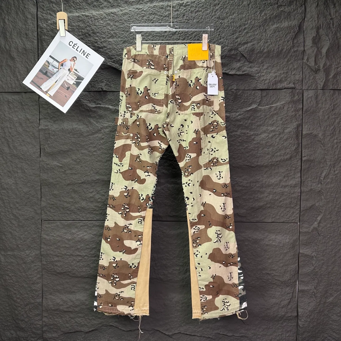 P240 GALLERY DEPT. 2025 new khaki brown camouflage couple style loose bootcut jeans 🔥High version🔥High version🔥Top ceiling quality. Styles with different wash textures, very friendly to people with thin legs and thick legs. The loose bootcut style is very flattering to the leg shape. Moderate length that never goes out of style, easy and casual to match, basic styling for various styles, a must-have in the wardrobe! The fabric is stiff but also makes the upper body soft without losing texture. The washing process is even more perfect. It is a must-have item for everyone! ! ! Washed wheat, hang tag, pants label, complete with three labels Color: khaki Size: 28, 30, 32, 34, 36 (five sizes)